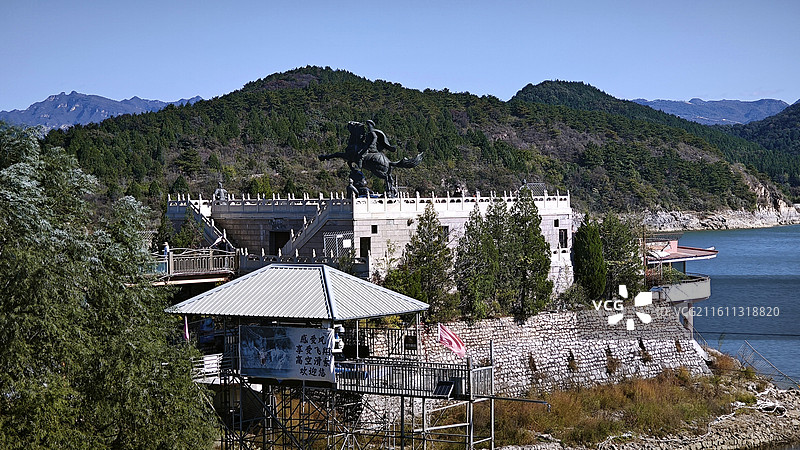 北京市平谷区金海湖风景区海子水库大坝涂鸦雕像宝塔红叶港口图片素材