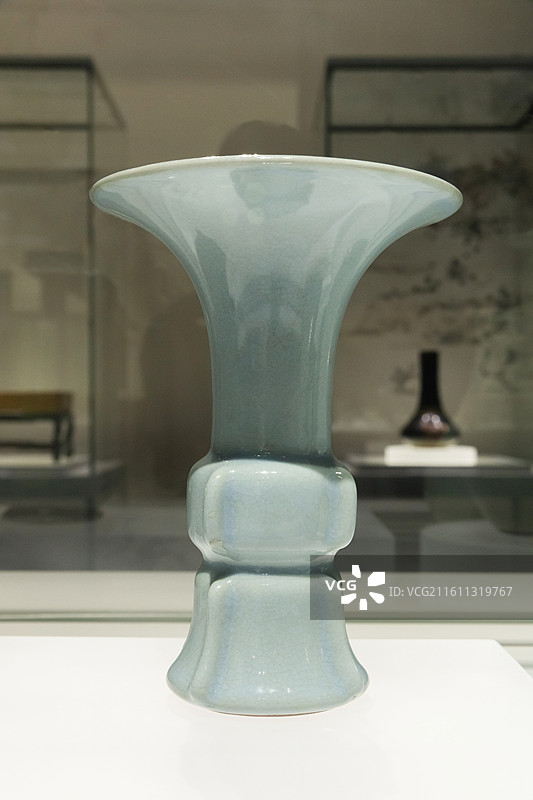 武汉博物馆天青釉出戟花觚清乾隆图片素材