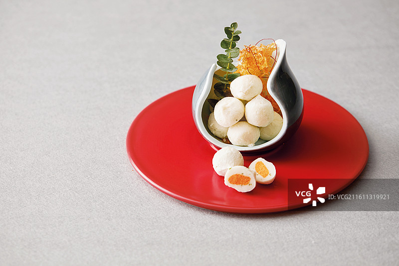蟹子鱼丸、火锅食材、精致摆盘的蟹子鱼丸图片素材