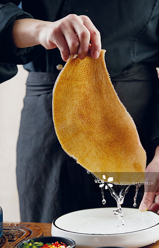 毛肚、火锅食材，拿在手上的鲜毛肚图片素材