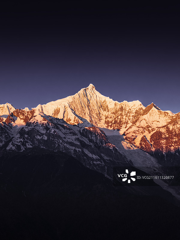 香格里拉梅里雪山主峰卡瓦格博峰，日照金山图片素材