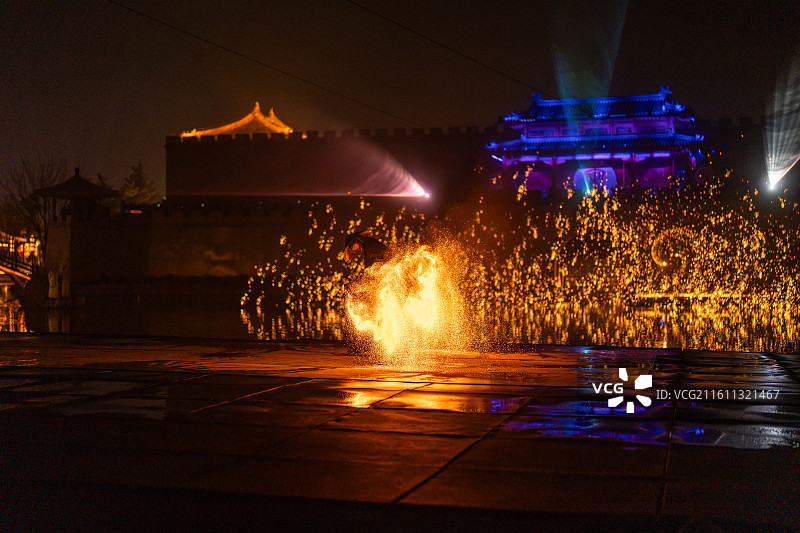 夜晚的火壶表演火焰舞者图片素材