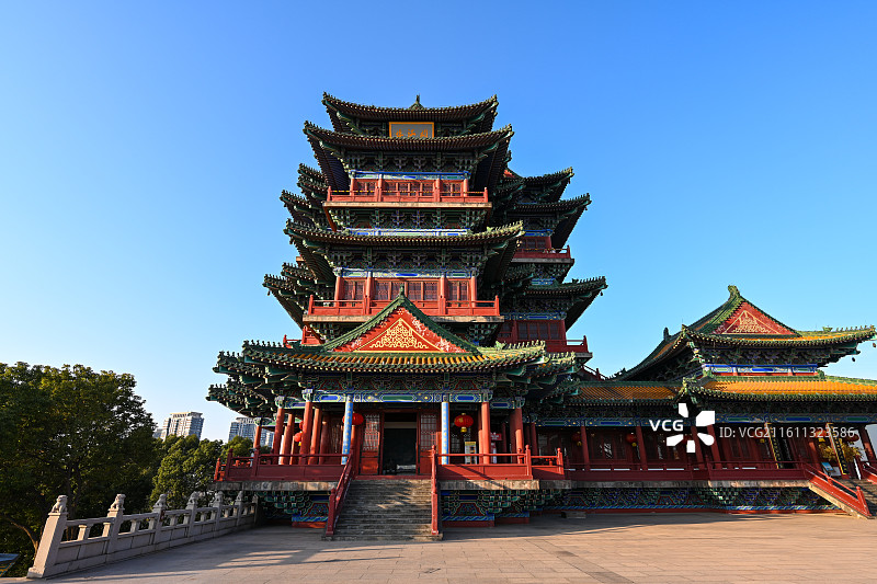 江南四大名楼之一：南京阅江楼，碧瓦朱楹映长江图片素材