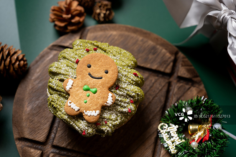 圣诞姜饼人抹茶蒙布朗榛果布丁塔图片素材