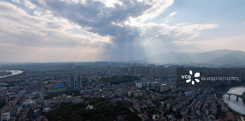 湖南茶陵县 城市丁达尔光图片素材