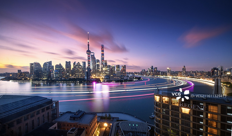 日出前的上海画黄浦江与东方明珠风景图片素材