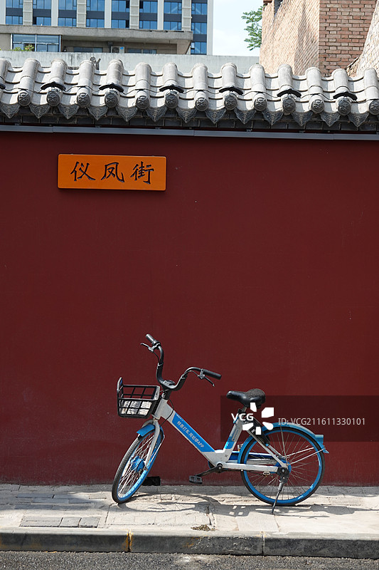 陕西省咸阳市咸阳老街街景：仪凤东街仪凤街安国寺红墙图片素材