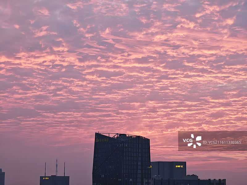 日落时戏剧性天空的低角度视图，落日，晚霞，火烧云图片素材