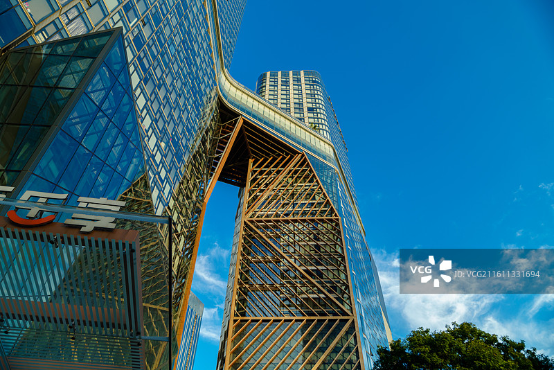 西安迈科大厦仰拍图片素材