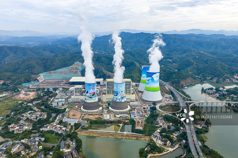 广东粤电大埔电厂（三河坝发电厂）位于广东省梅州市大埔县三河镇，这组是彩绘冷却塔图片素材