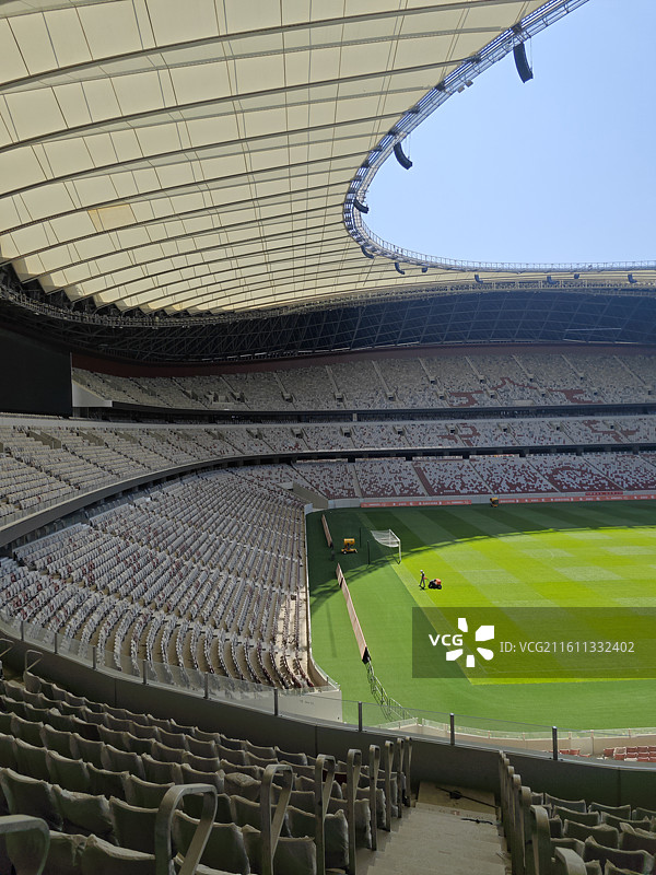 西安国际足球中心建筑红色现代建筑草坪万人足球场图片素材