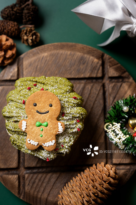 圣诞姜饼人抹茶蒙布朗榛果布丁塔图片素材