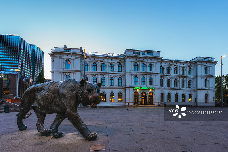 北欧Oslo奥斯陆铁路广场Jernbanetorget大型老虎雕塑Østbanehallen购物中心图片素材