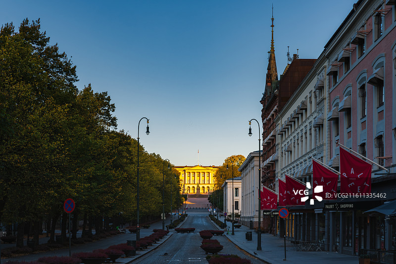 北欧Oslo卡尔·约翰斯大街Karl Johans gate挪威王宫The Royal Palace图片素材