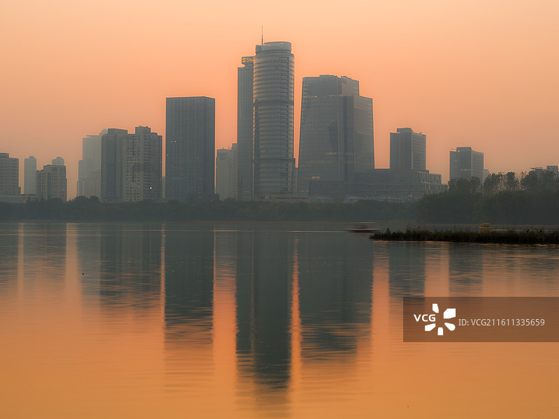 南京玄武湖日落城市天际线图片素材