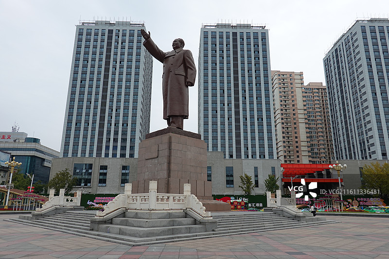 辽宁省丹东市丹东站站前广场：毛主席像和G331国道丹阿线0公里零公里起点图片素材