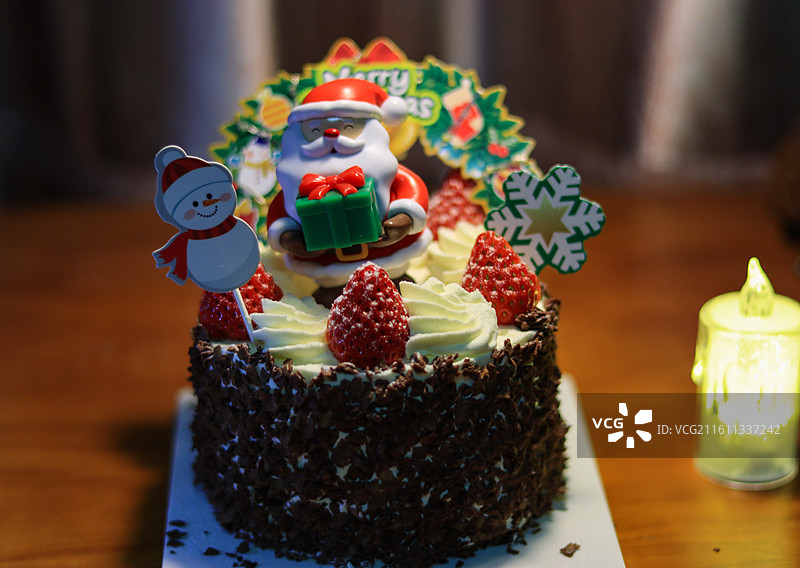 有着雪花和雪人的草莓奶油圣诞蛋糕图片素材