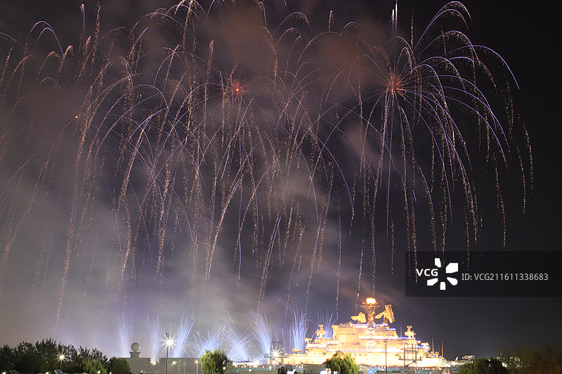 天津泰达航母主题公园国庆焰火秀图片素材
