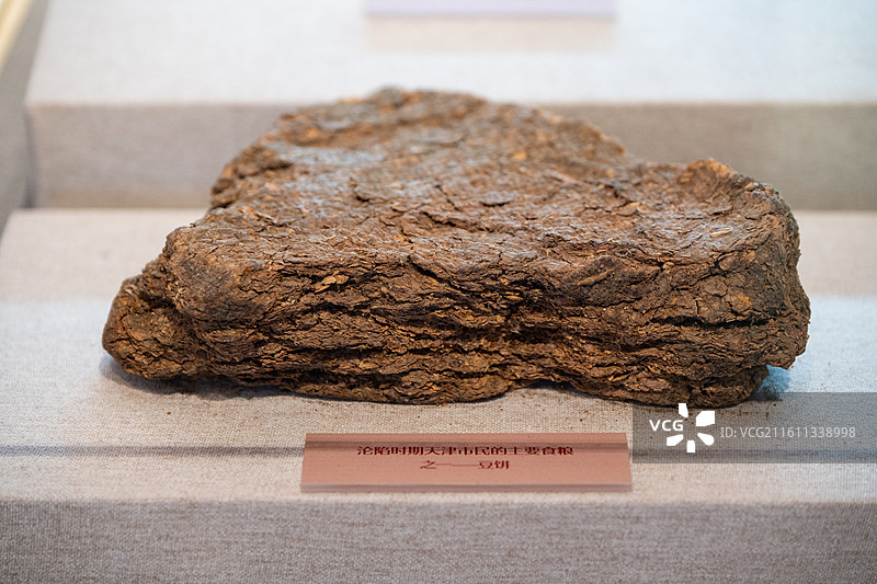 天津博物馆 天津市纪念抗日战争胜利80周年文物展 沦陷时期天津市民的主要粮食之一-豆饼图片素材