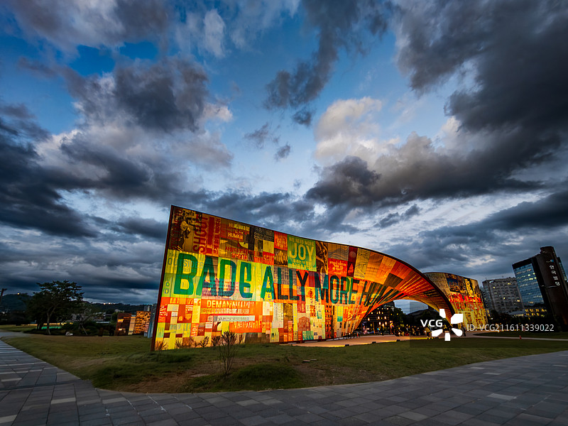 首尔安国站附近建筑艺术装置与黄昏天色图片素材