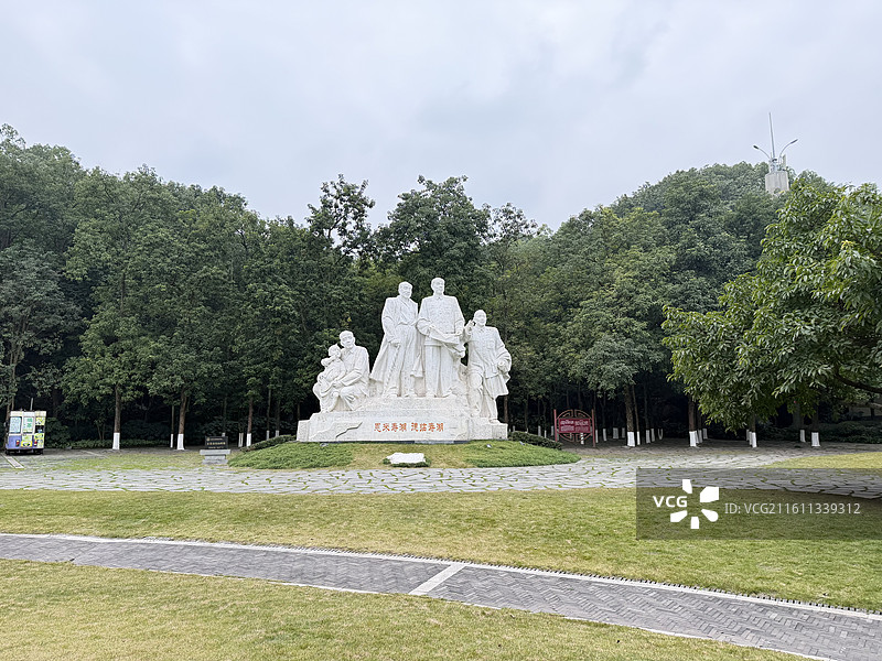 重庆长寿湖广场矗立的周恩来朱德等领袖群雕像图片素材