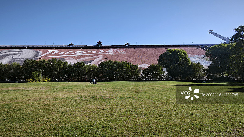 北京市平谷区金海湖风景区海子水库大坝涂鸦雕像宝塔红叶港口图片素材