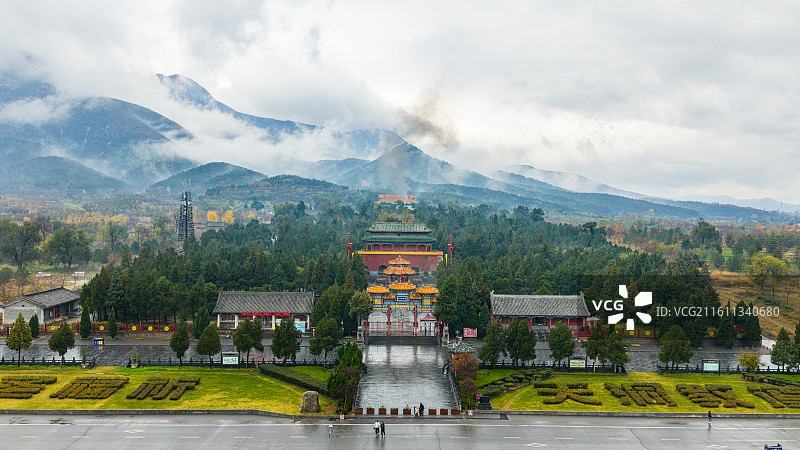 雨后云海中的郑州市登封市中岳庙图片素材