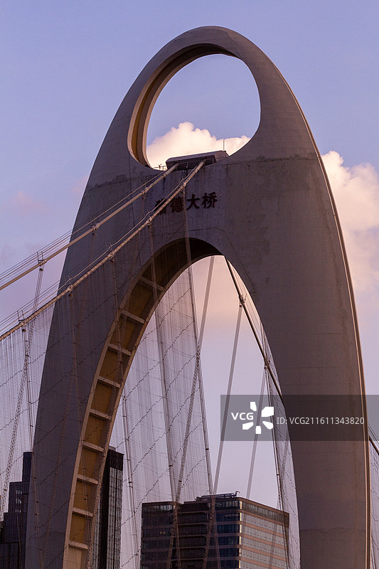 秋天日落时分的广州猎德大桥与琶洲琶醍CBD商务区摩天大楼城市建筑风光图片素材