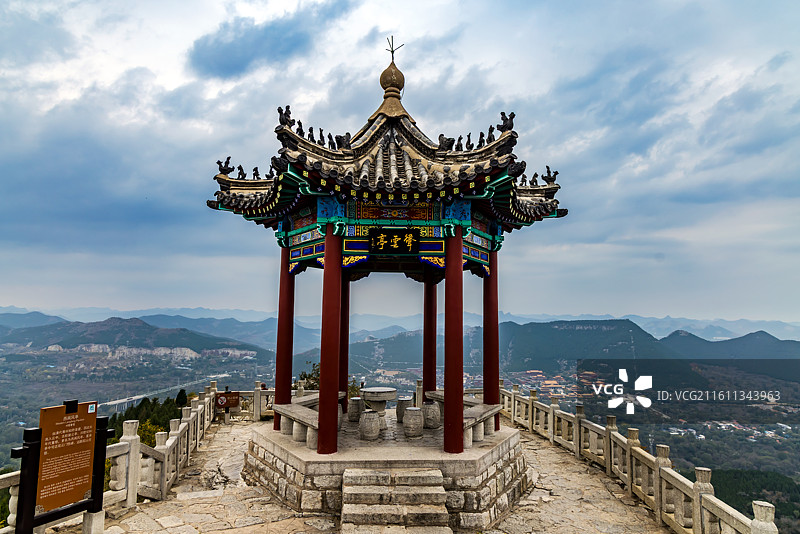 青州云门山，以“中华古寿文化第一山”闻名，拥有隋唐石窟及明代摩崖巨字“寿”（通高7.5米}图片素材