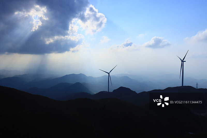 风力发电场的丁达尔光图片素材