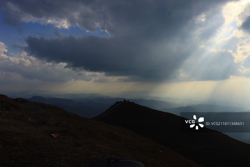 风力发电场的丁达尔光图片素材