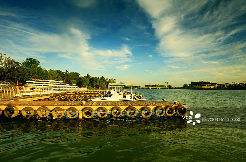 湖光水色中的游艇码头图片素材