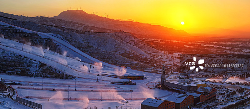 广武国际滑雪场雪景余晖图片素材