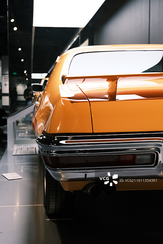 时光在此凝成琥珀，封存引擎的轰鸣。每道曲线都是一首静默的金属赞歌，优雅地停泊在聚光灯下，不再奔向马路图片素材