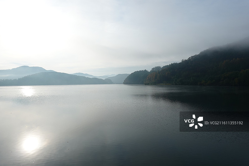 辽宁省丹东市宽甸县天桥沟景区：枫墅天潭湖畔晨雾图片素材