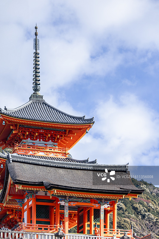 京都清水寺标志性三重塔，朱红色木质结构在蓝天映衬下格外醒目，周围秋色渲染，展现世界遗产的庄严。图片素材