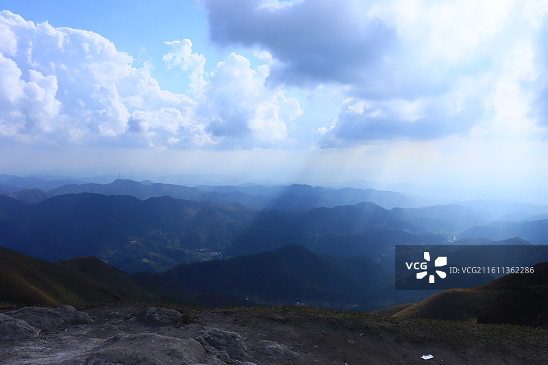 风力发电场的丁达尔光图片素材