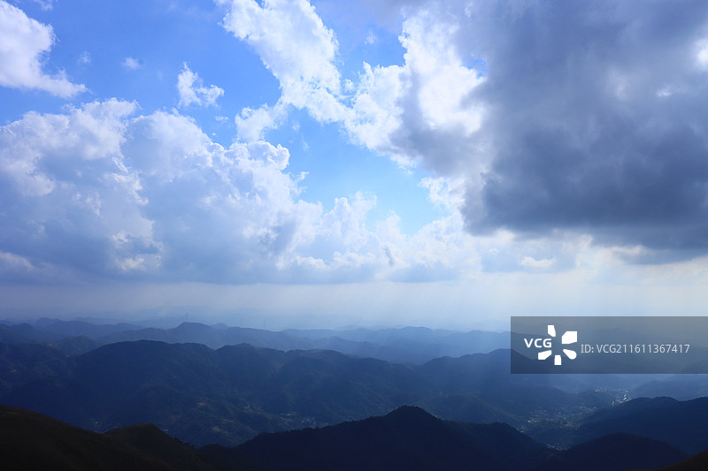 风力发电场的丁达尔光图片素材