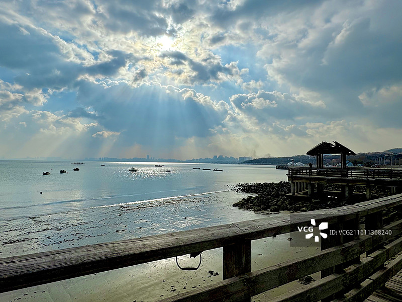 烟台渔人码头的海与光，丁达尔图片素材