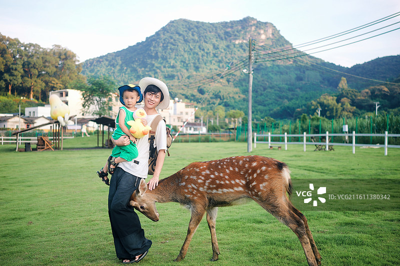 和爸爸在户外度假的3岁小孩子图片素材