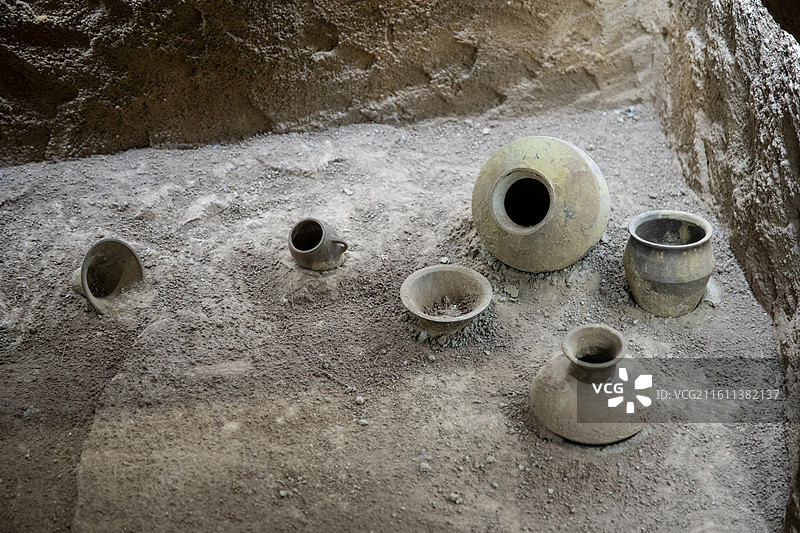 陶寺遗址博物馆出土陶器组合展陈图片素材