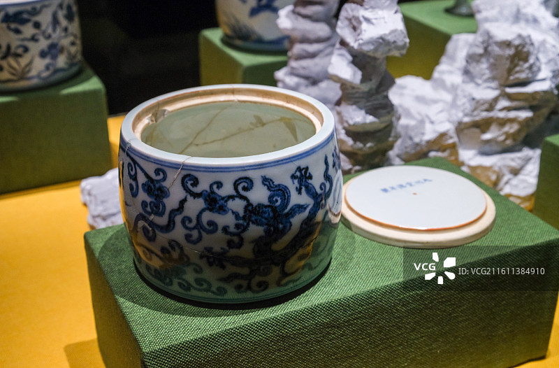 青花香草龙纹蟋蟀罐 明·宣德 北京恭王府乐道堂“御瓷凝瑞-景德镇御窑遗址出土吉祥动物纹瓷特展”图片素材