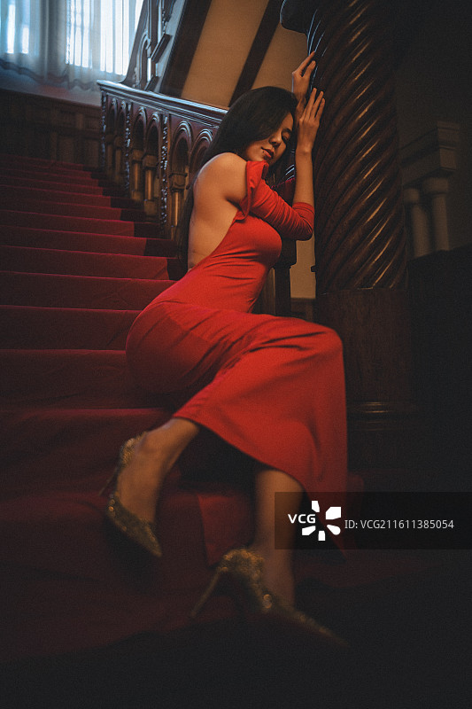 酒店里穿红裙的性感女郎图片素材