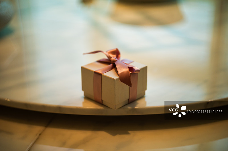 圣诞礼物与花的特写图片素材