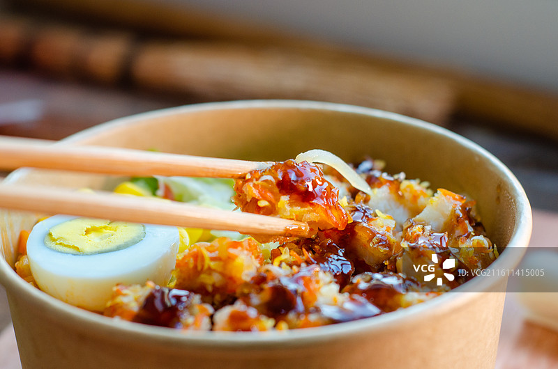 筷子夹起一块鸡排特写图片素材