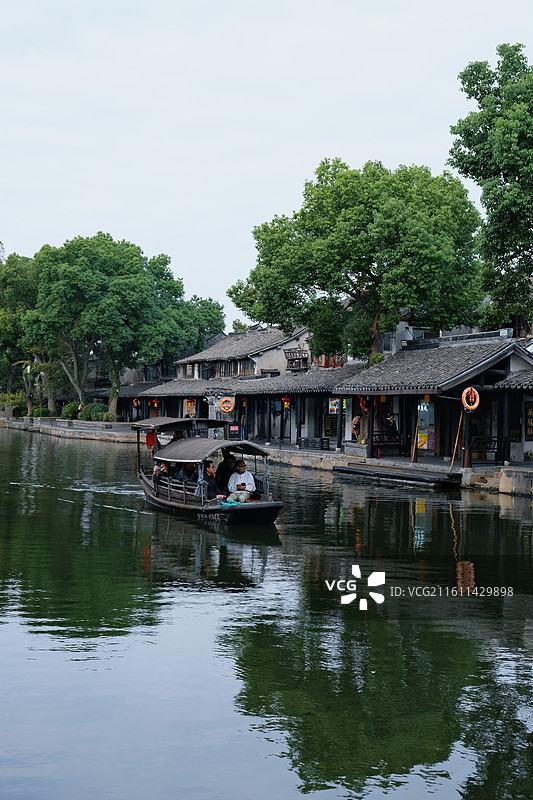 嘉兴西塘古镇江南水乡河道风光摄影素材 载客小船（船工白衣坐船头） 两侧传统水乡建筑屋檐红灯笼店铺招牌图片素材