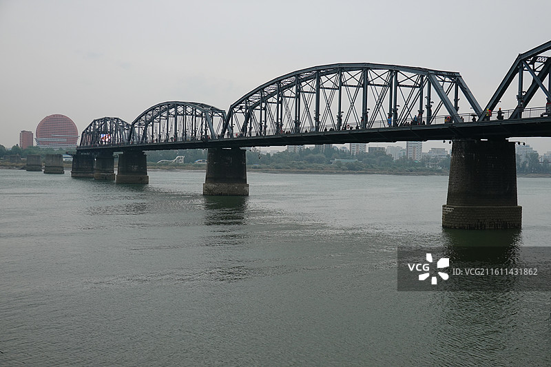 辽宁省丹东市振兴区鸭绿江断桥景区：鸭绿江断桥和朝鲜新义州太阳楼图片素材