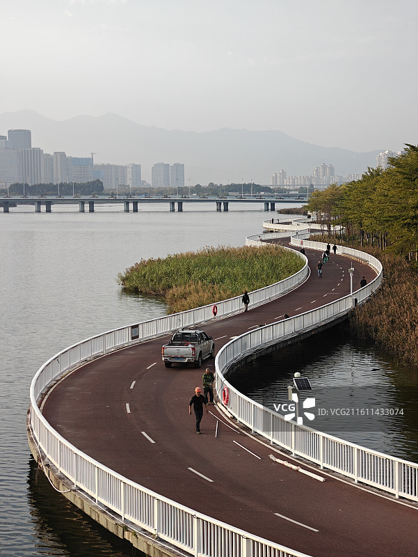 夕阳下的厦门集美区杏林湾城市绿道图片素材