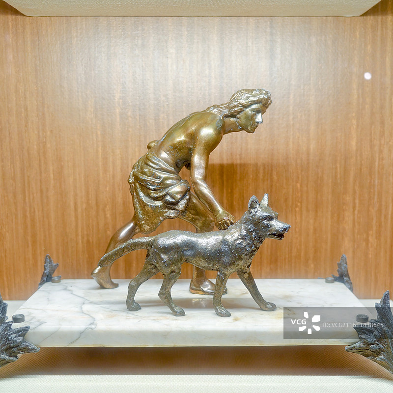 南宁市博物馆清法国铜合金猎人和犬大理石托座雕像图片素材