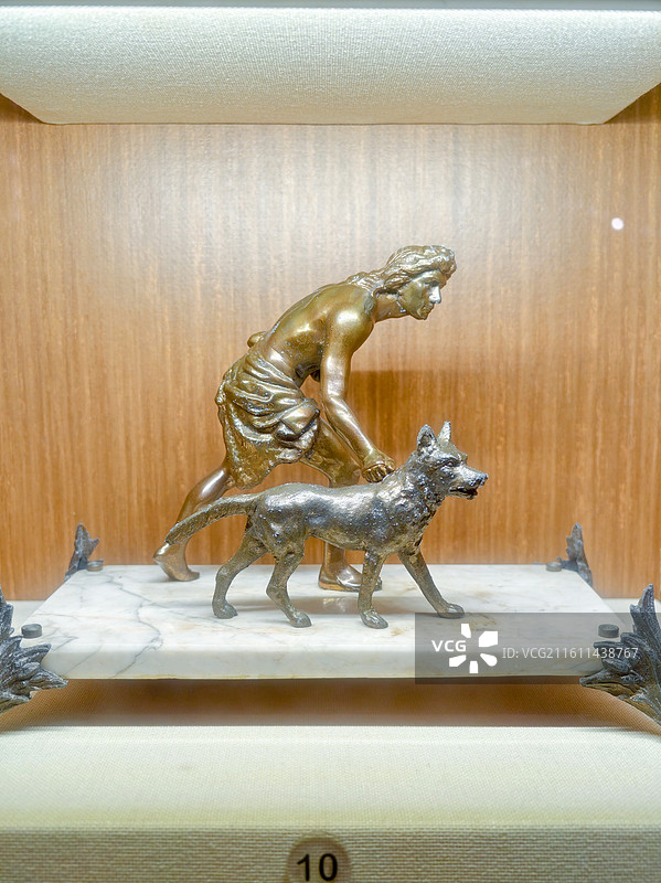 南宁市博物馆清法国铜合金猎人和犬大理石托座雕像图片素材